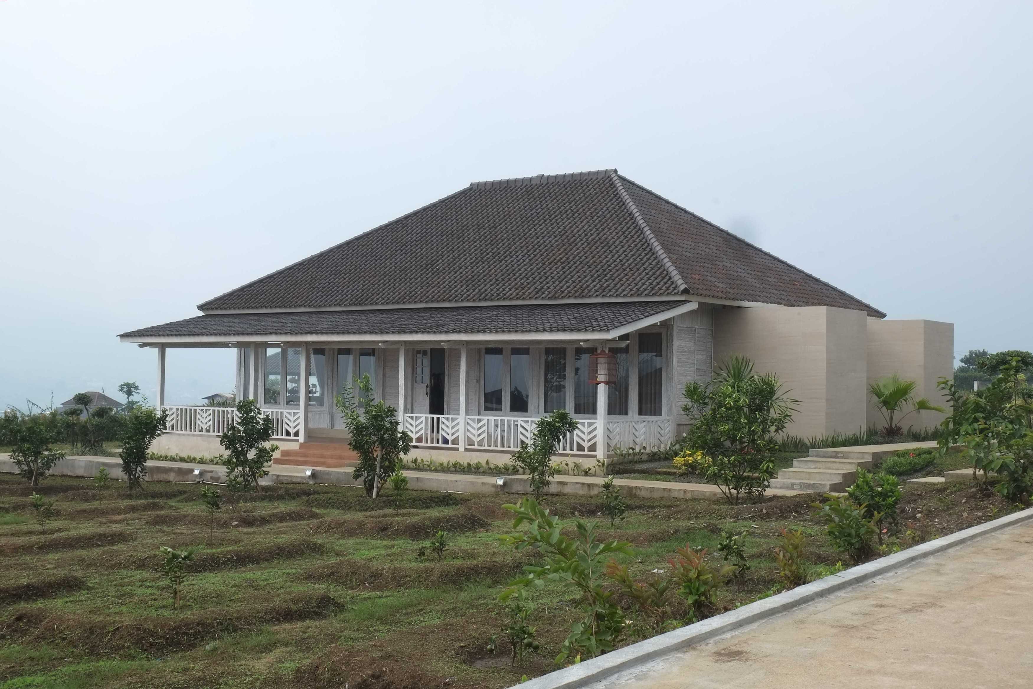 Photo Front View Villa At Lembang 16 Desain Arsitek Oleh Iugo Design Arsitag<script async src=